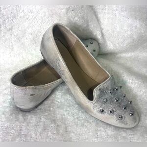 KENNETH COLE REACTION flats in silver with studs Size 8.5